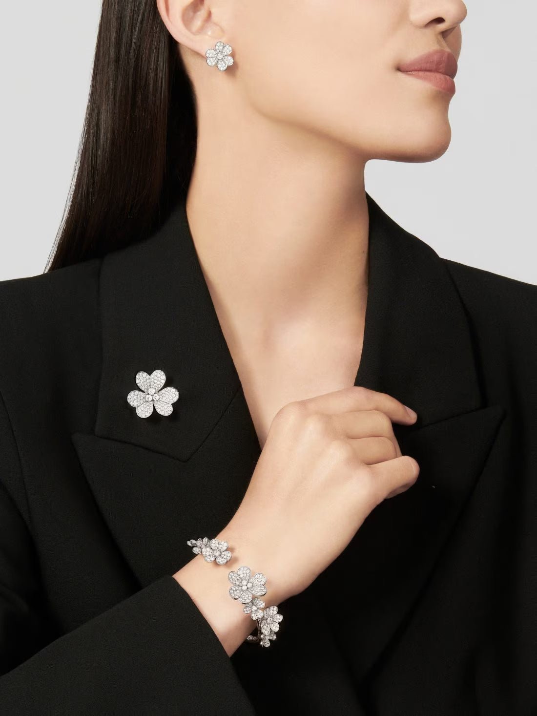 M_t-day-chuy_n-Van-Cleef-_-Arpels-Frivole-clip-m_u-r_t-l_n-full-kim-c_ng_-129290284
